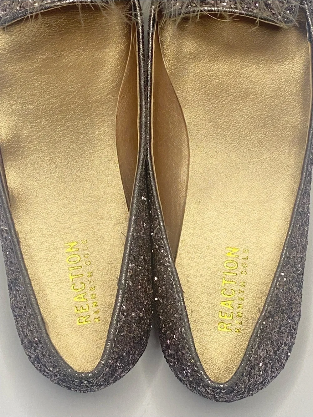 Kenneth Cole Reaction Gen-ie Bottle Size 10 Glitter Pom Pom Feather Flats